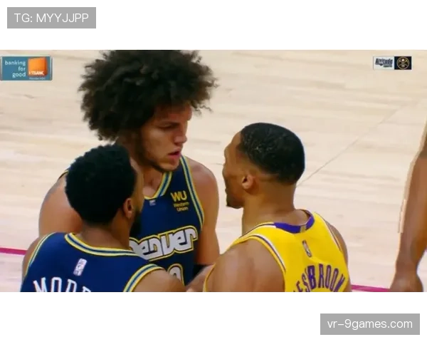 特写:哈兰德与吕迪格对抗后双双倒地,相互拉起身 特写:哈兰德与吕迪格对抗后双双倒地,相互拉起身